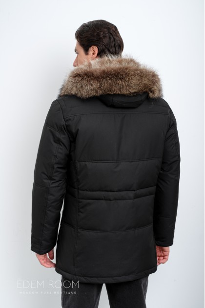 Зимняя куртка с меховым капюшоном