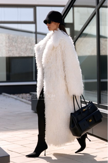 двухсторонняя белая шуба из  эко - ламы