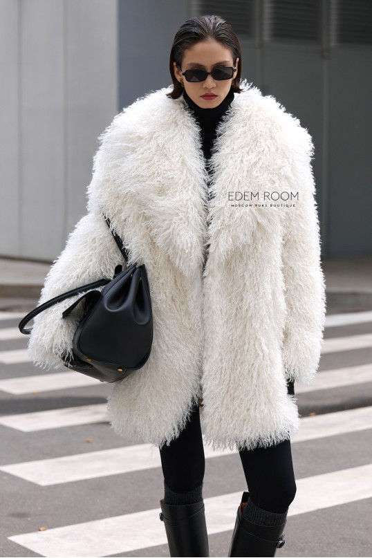 белая шуба из искусственной ламы