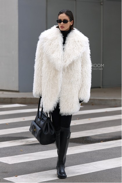 белая шуба из искусственной ламы