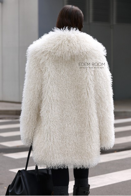 белая шуба из искусственной ламы