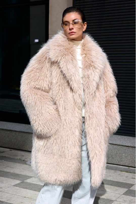 светлая шуба из эко - меха под ламу 