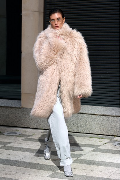 светлая шуба из эко - меха под ламу 