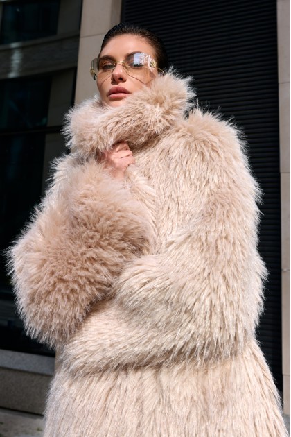 светлая шуба из эко - меха под ламу 