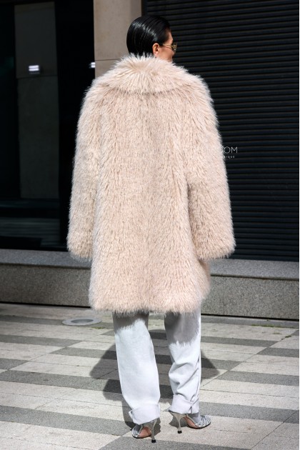 светлая шуба из эко - меха под ламу 