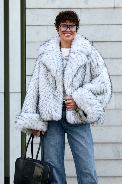 модная шуба из эко меха под енот