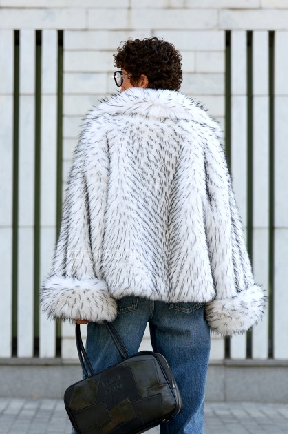 модная шуба из эко меха под енот