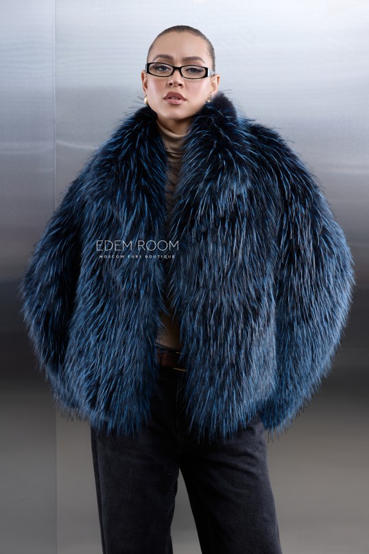 короткая шуба из эко меха под енот