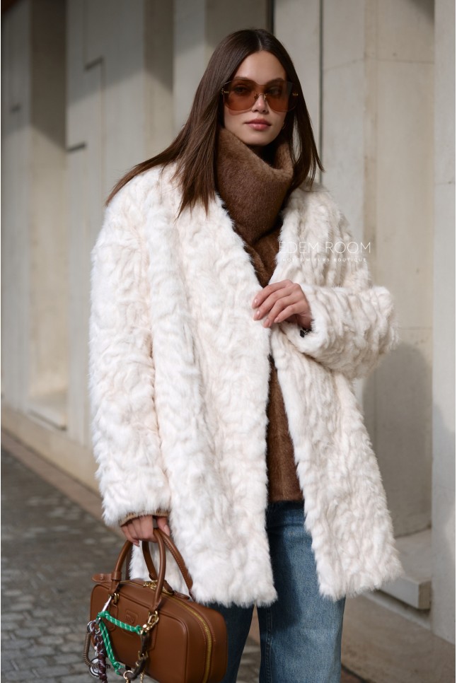 светлая шуба из эко - меха с манишкой