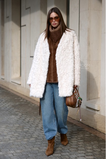 светлая шуба из эко - меха с манишкой