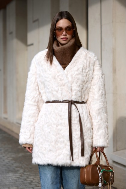 светлая шуба из эко - меха с манишкой