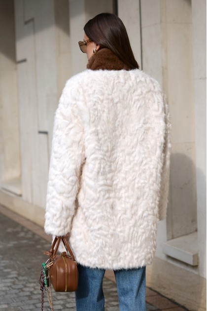 светлая шуба из эко - меха с манишкой