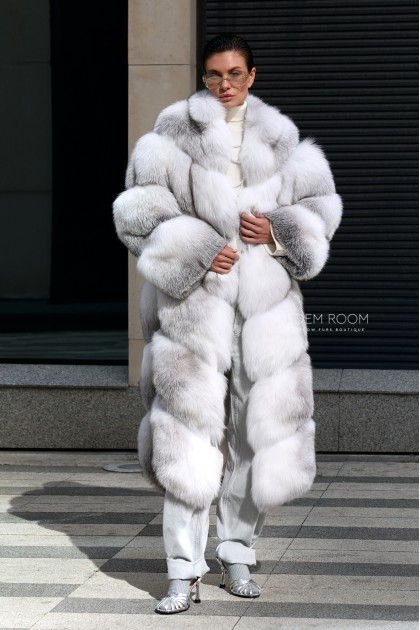 удлинённая шуба из белой лисы