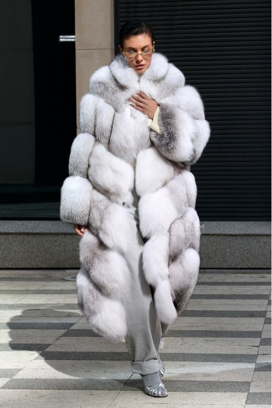 удлинённая шуба из белой лисы