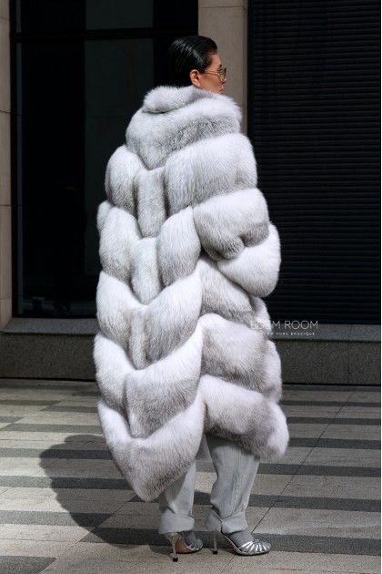 удлинённая шуба из белой лисы