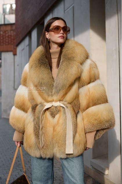 короткая шуба из лисы с поясом