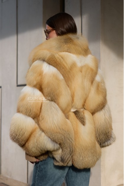 короткая шуба из лисы с поясом