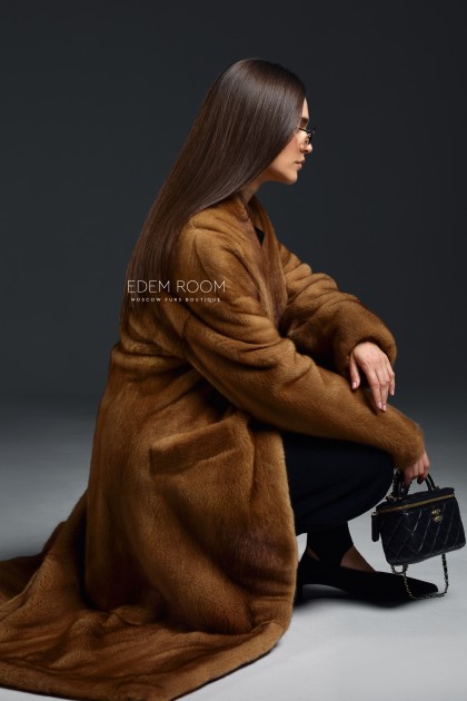 длинная норковая шуба в золотом цвета