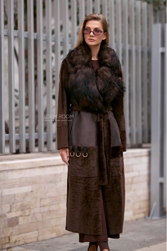 удлиненная дубленка с меховым воротником