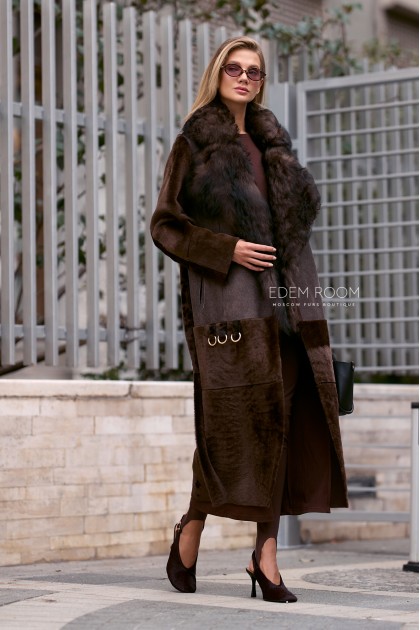 удлиненная дубленка с меховым воротником