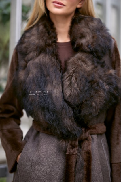 удлиненная дубленка с меховым воротником