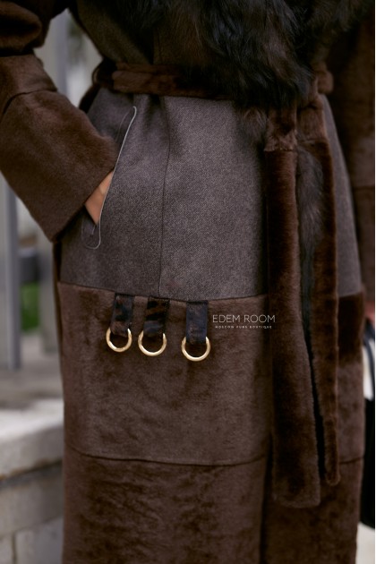 удлиненная дубленка с меховым воротником