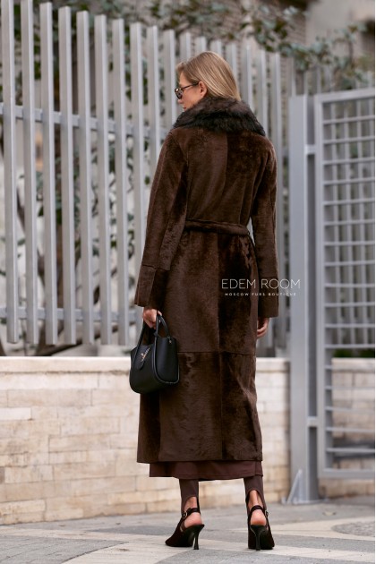 удлиненная дубленка с меховым воротником