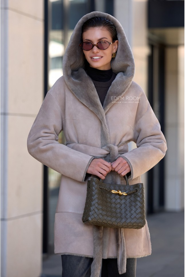 укороченная дублёнка с капюшоном