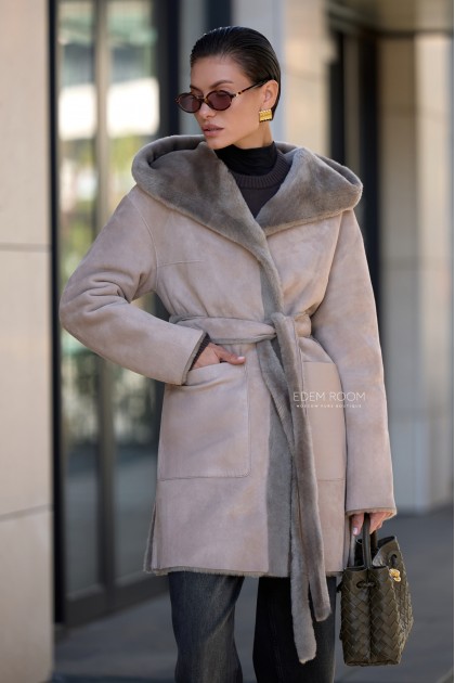 укороченная дублёнка с капюшоном