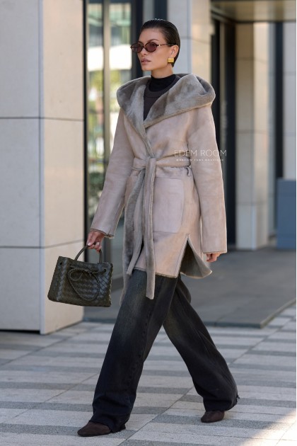 укороченная дублёнка с капюшоном