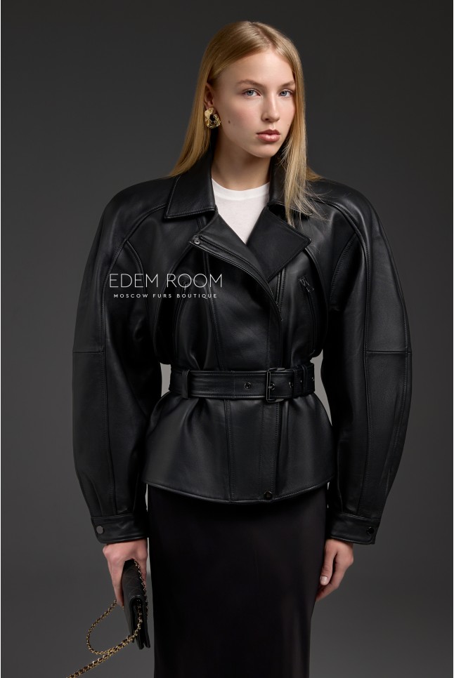 чёрная кожаная куртка с плечами