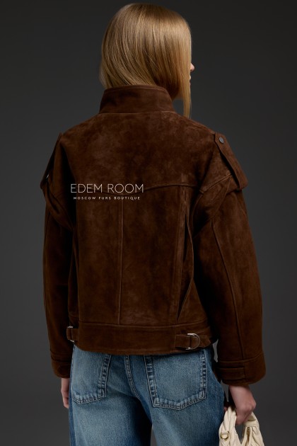 коричневая куртка из натуральной замши