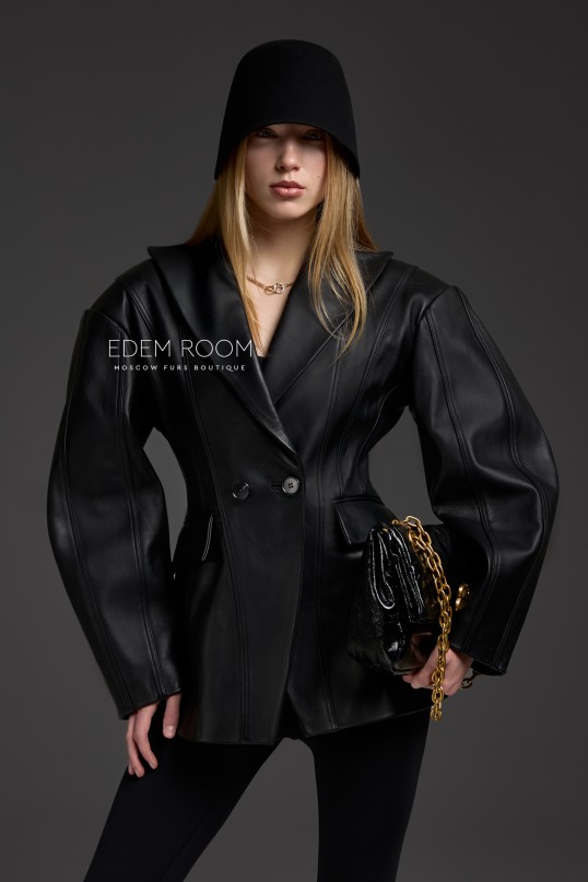 кожаный пиджак с плечами