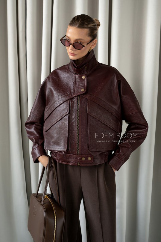 кожаная куртка в цвете бургундия