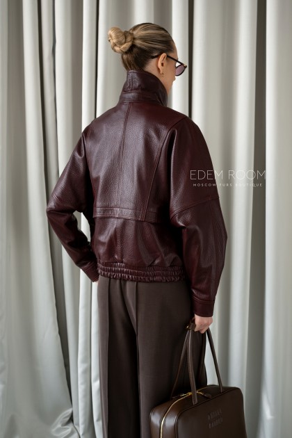 кожаная куртка в цвете бургундия