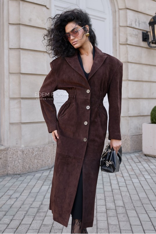 приталенный замшевый плащ