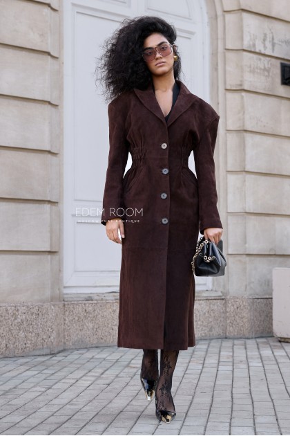 приталенный замшевый плащ