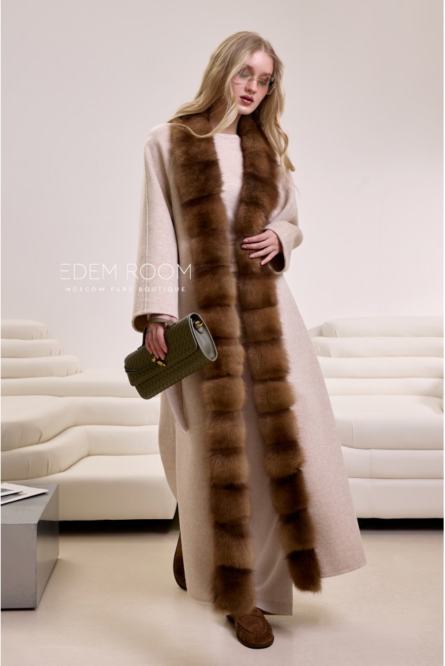 длинное пальто с мехом куницы