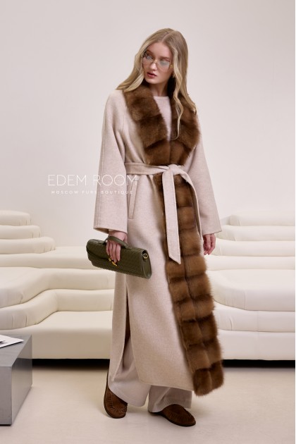 длинное пальто с мехом куницы