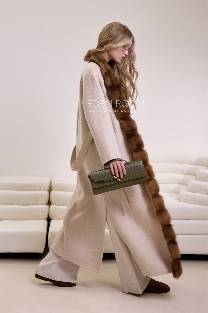 длинное пальто с мехом куницы