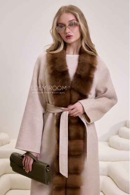 длинное пальто с мехом куницы