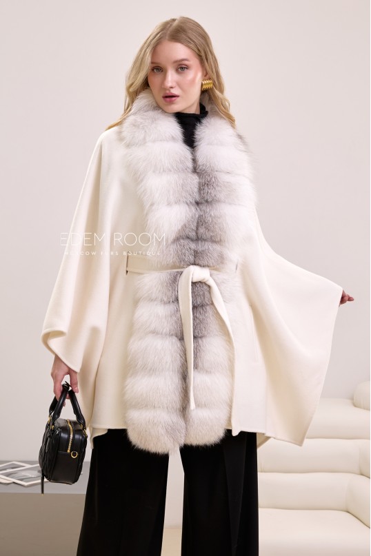белое пальто с мехом лисы