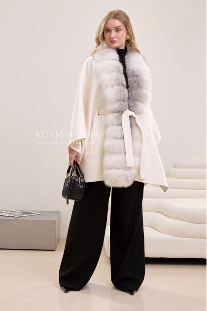 белое пальто с мехом лисы