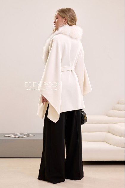 белое пальто с мехом лисы
