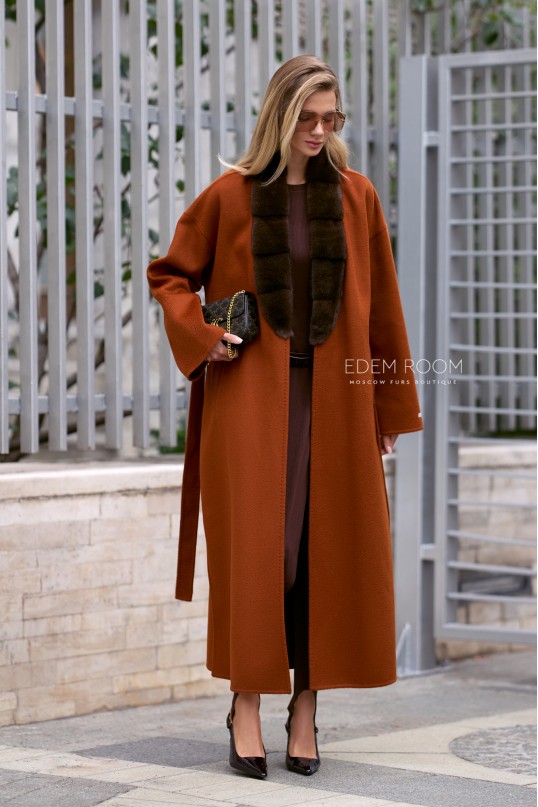 Итальянское пальто с воротником из норки Итальянское пальто с воротником из норки