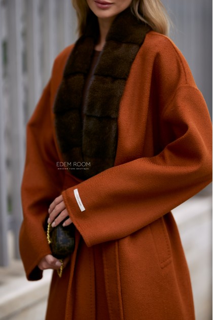 Итальянское пальто с воротником из норки Итальянское пальто с воротником из норки