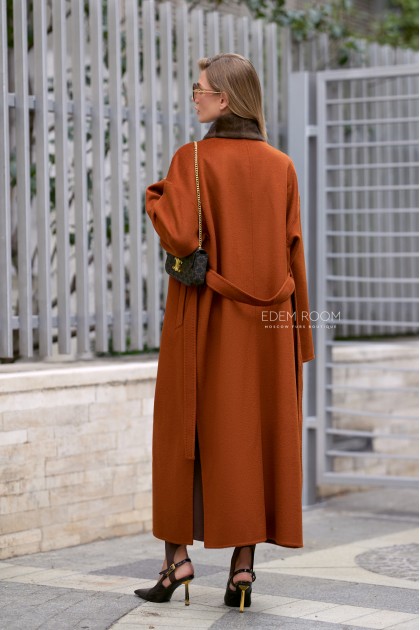 Итальянское пальто с воротником из норки Итальянское пальто с воротником из норки