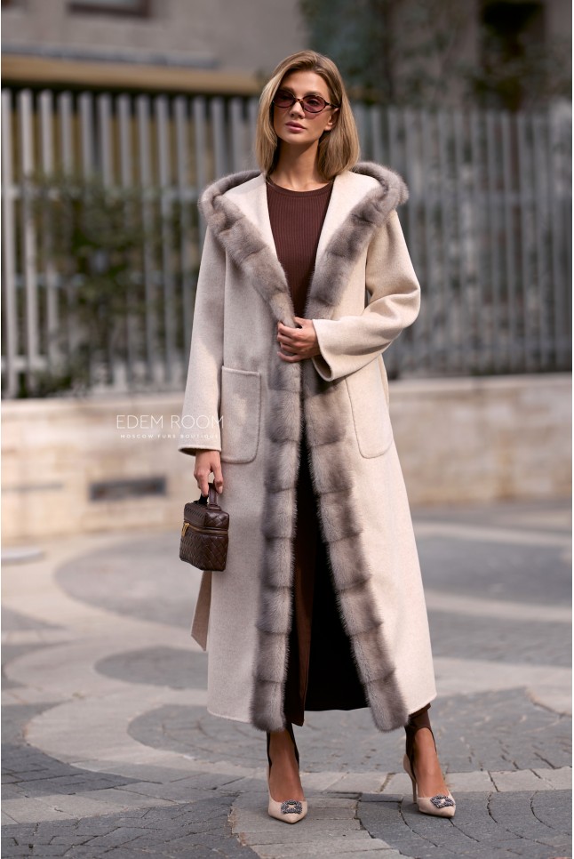 пальто с капюшоном и норкой