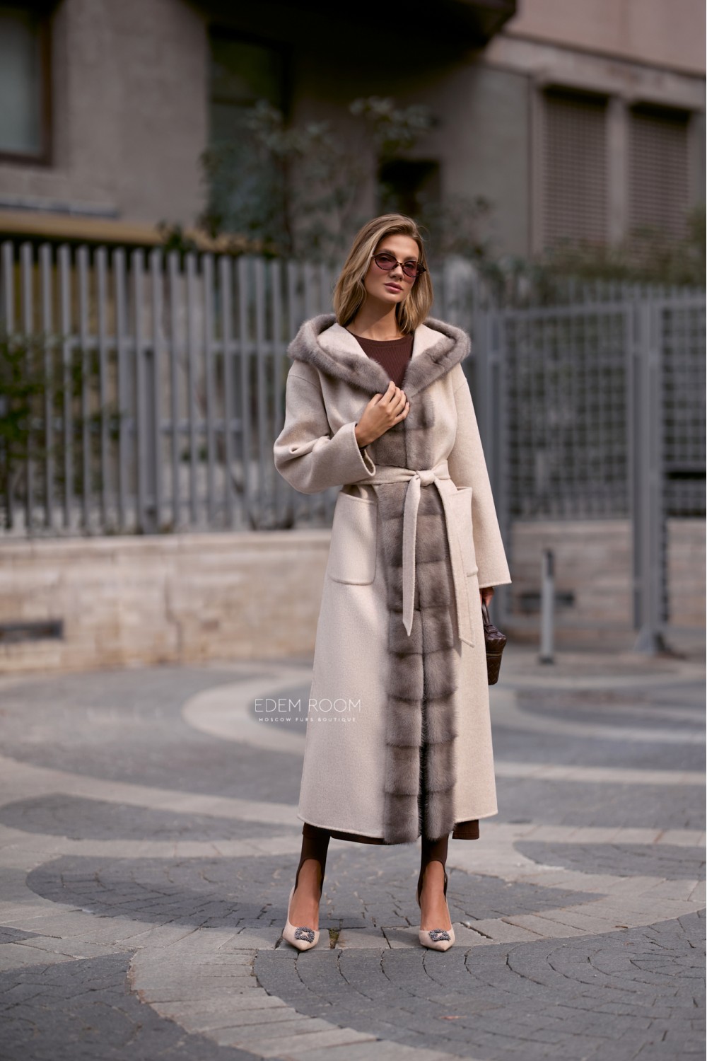 пальто с капюшоном и норкой