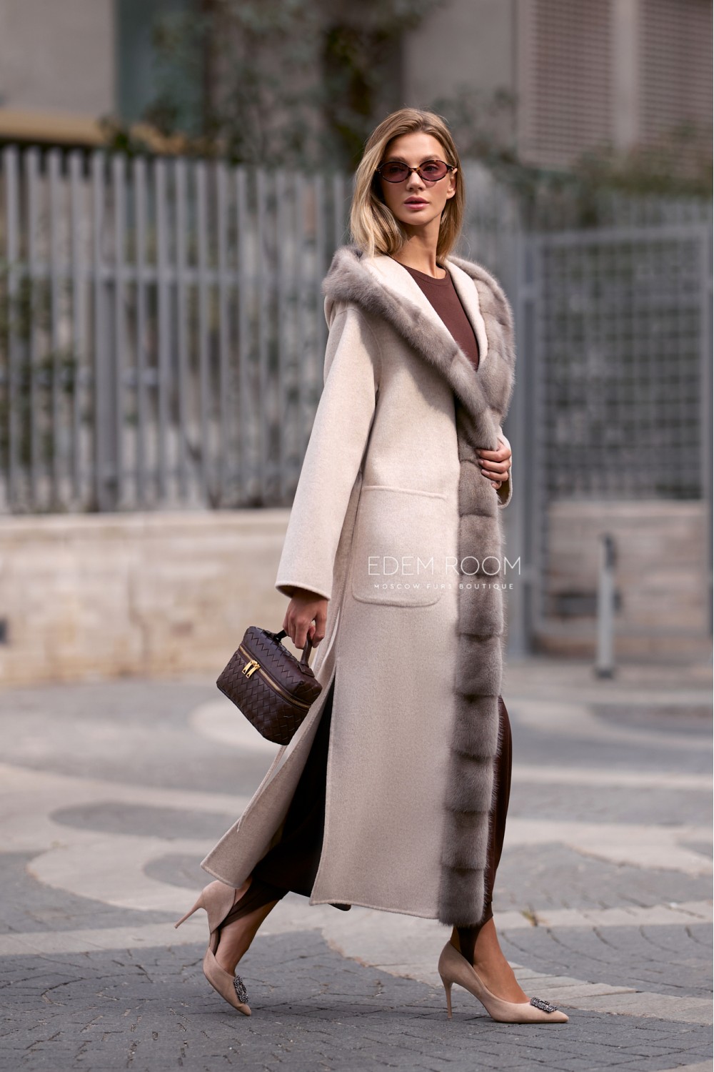 пальто с капюшоном и норкой